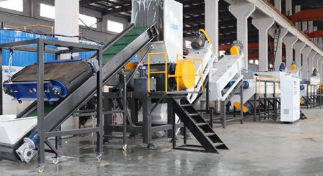 How Does the PET Recycling Machine Convert Waste to Clean Flakes?